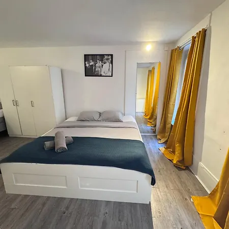 Flat For 7 Apartment *